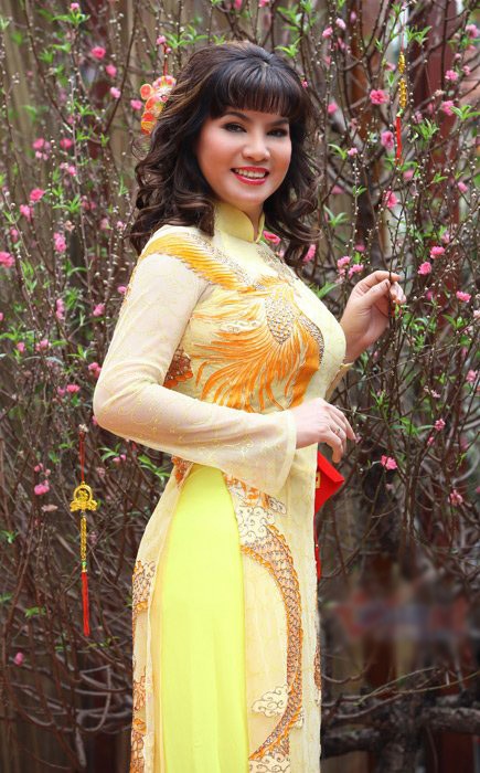 Hoa hậu Kim Hồng là người khá... mê tín. Chị cho rằng gam màu vàng luôn mang lại may mắn và niềm vui cho cuộc sống cũng như công việc của chị.